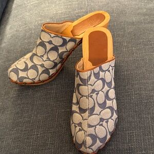 Coach Felicity slides